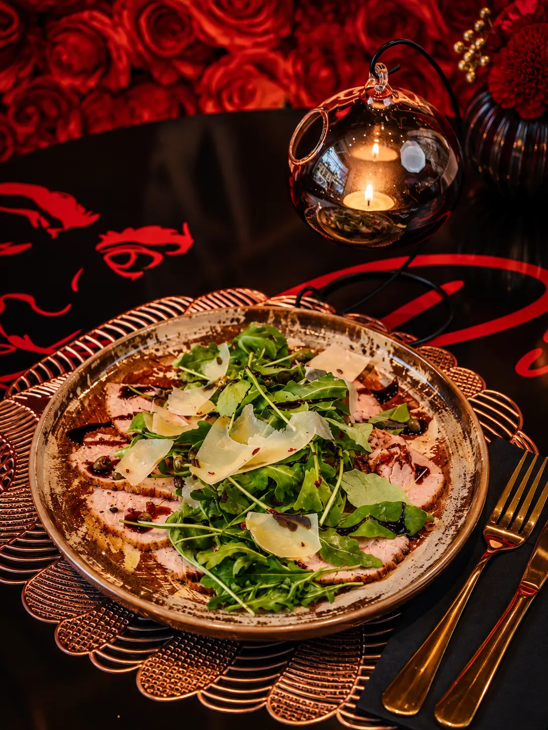 Carpaccio ar rukolu, kaparšiem un parmezānu