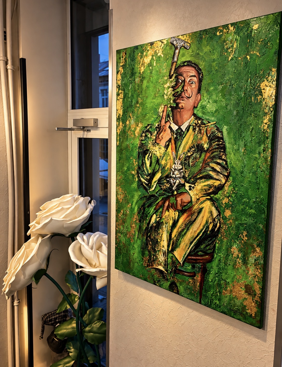 Salvadora Dalí portreta glezna blakus milzīgām baltām rozēm